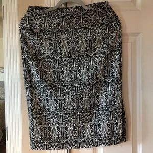 Straight size 6 Lisette brand black and white pattern skirt.  Worn 2x